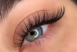 نمایش توضیحات خدمات کاشت مژه و دوره ی آموزشی آن