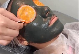 نمایش توضیحات فشیال پوست با دستگاه تخصصی