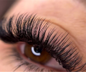 عکس هایی از اکستنشن مژه انجام شده در سالن