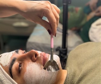 نمونه ای از فیشیال در مطب پوست و زیبایی و لیزر آیشیل