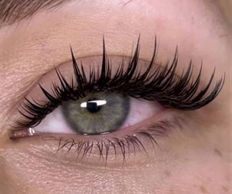 آموزش کاشت و اکستنشن مژه